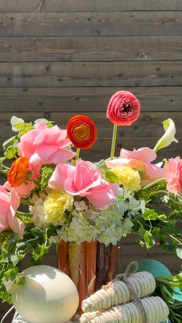 HOPPY Floral Friday💐🩷🥕🐇#floralfridayswithreece #floralfridays #floralfriday #easterarrangement #easterflowers #flowerbouquet #flowers #springflowers #springflowerarrangement