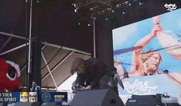 Drop comment if you love God ooooo 🇳🇬 🇺🇸 rapper @sidshyne gives thanks to God on stage after being crowned prince of Rolling Loud 🔥