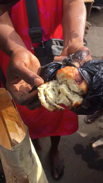 Just in: Nigerian lady left speechless and raises awareness after buying Road side Eggroll and seeing lizard inside !!! 🚴🏿‍♀️🚴🏿‍♀️🚴🏿‍♀️💨📺 Video Credit: Rose.mary221199/ TikTok