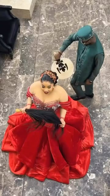 Nwanyi oma #LastForever25 ❤️❤️❤️❤️❤️Beauty artist @glam_by_flora Hairstylist @vinniebeautyempireBride @flawless_dinma Bride’s Black outfit @kudos_couture Bride’s Red outfit @fittingzbyjulezBride’s Whi...