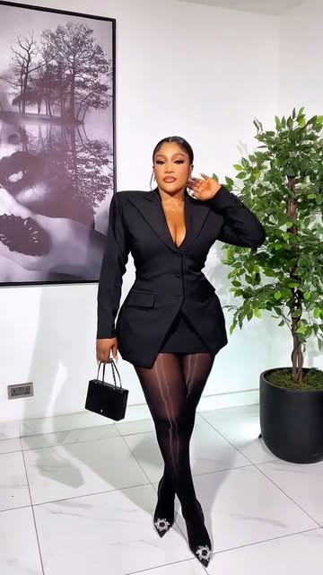 Oooppppsss dropped my earrings and upgraded my look 🖤..Blazer set @herluxury_rtw 🎥 @reelsbykodi