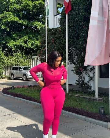 The girl in magenta? Yeah, she’s the moment !!! ..Fit @berbiebeauty_
