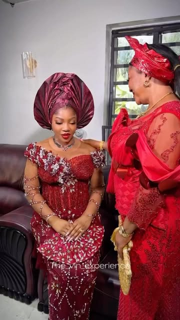 A Mothers prayer 🤲 Bride @_chisolu Content creator @the_vin_experience Brides makeup @houseofvoc Brides hairstyling @e_mansbeautyklinik Bride/ mums Gele @rukagele Accessories/hand fan @onyix_craft