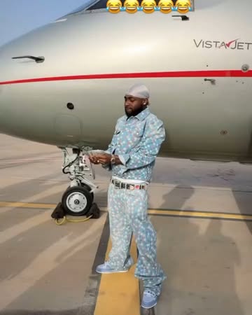 Davido with some dollar bills 💵 💵 Money na water 😂 💦#africanfolder #5IVE #5ivethealbum