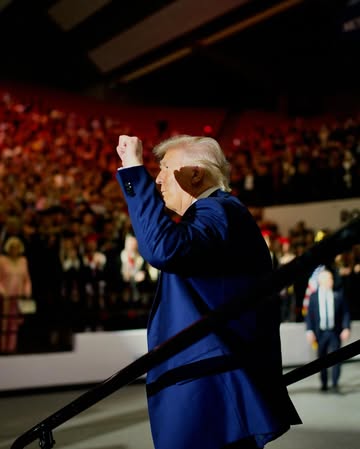 🇺🇸 President Trump delivers the commencement address at the University of Alabama. “If you want to change the world, you have to have the courage to be an outsider... Progress never comes from those s...