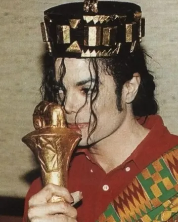 Remember when Michael Jackson was crowned “King Sani” in Côte d’Ivoire? 🇨🇮On February 14, 1992, during a goodwill visit to Africa, Michael Jackson journeyed to the Kingdom of Sanwi in Kindjabo, where ...