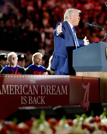 🇺🇸 President Trump delivers the commencement address at the University of Alabama. “If you want to change the world, you have to have the courage to be an outsider... Progress never comes from those s...