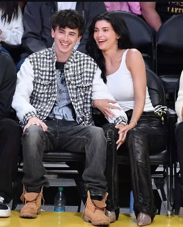 #KylieJenner and #TimothΓ©eChalamet are locking lips! π@kyliejenner @tchalamet On Wednesday, April 30, the couple was snapped sharing a kiss as they sat courtside during a date night at the Los Angeles...
