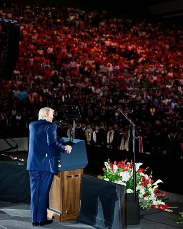 🇺🇸 President Trump delivers the commencement address at the University of Alabama. “If you want to change the world, you have to have the courage to be an outsider... Progress never comes from those s...