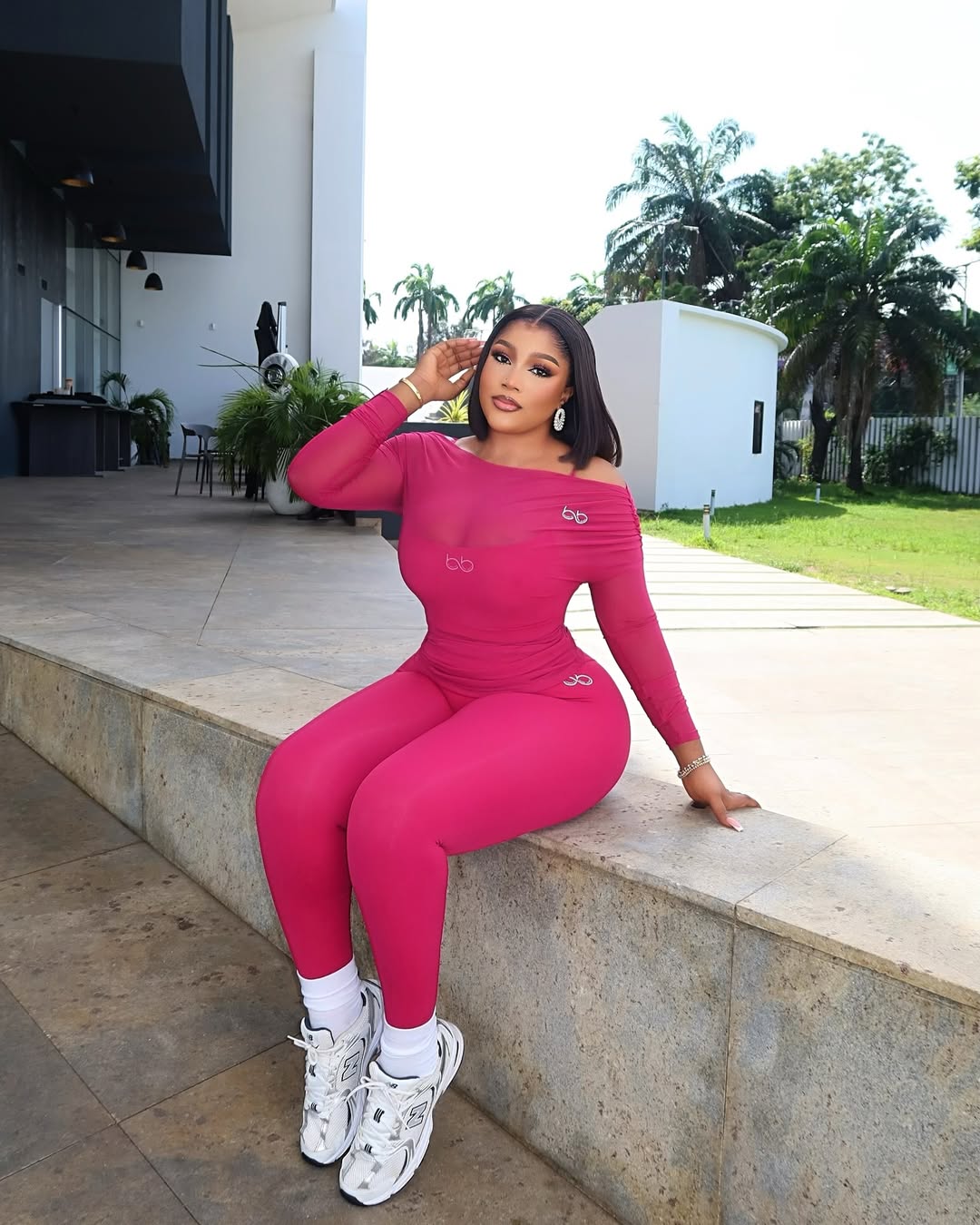The girl in magenta? Yeah, she’s the moment !!! ..Fit @berbiebeauty_