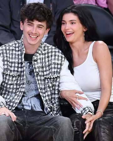 #KylieJenner and #TimothΓ©eChalamet are locking lips! π@kyliejenner @tchalamet On Wednesday, April 30, the couple was snapped sharing a kiss as they sat courtside during a date night at the Los Angeles...