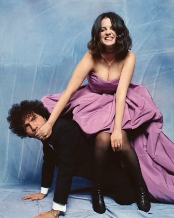SO cute!! #BennyBlanco rented a limo and took #SelenaGomez to the mall to get some stereotypical #prom photos taken since she never had the chance to attend one 😭😭(Also, sidenote, am I the only one th...