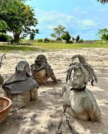 Did you know? These powerful sculptures honor the memory of enslaved African ancestors who lost their lives by drowning in rivers, lakes, and the Atlantic Ocean. ✊🏼🇬🇭“Nkyinkyim” is both an Adinkra sym...