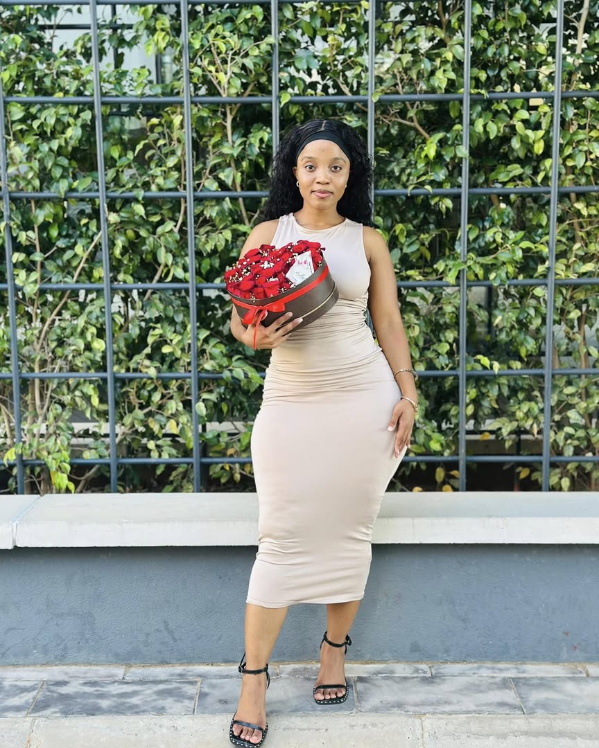 Flowers don’t tell they show 🌹 ❤️ my valentines came early thanx to Leah Blooms🥺in full bloom and I’m loving it🥰these are so demure 🫦akoo le rekeleng ba bangwe aoooooo 😹❤️they are very affordable 😘