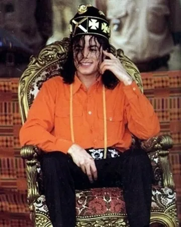Remember when Michael Jackson was crowned “King Sani” in Côte d’Ivoire? 🇨🇮On February 14, 1992, during a goodwill visit to Africa, Michael Jackson journeyed to the Kingdom of Sanwi in Kindjabo, where ...
