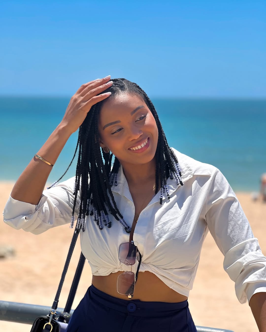 Sun on your skin, peace in your soul, a smile on your face.To live is to allow yourself to feel without haste.💙🤍#vidaleve#sol#praia#outfitprimavera#momentossimples#energiaboa#sun#goodexperiences✌️️