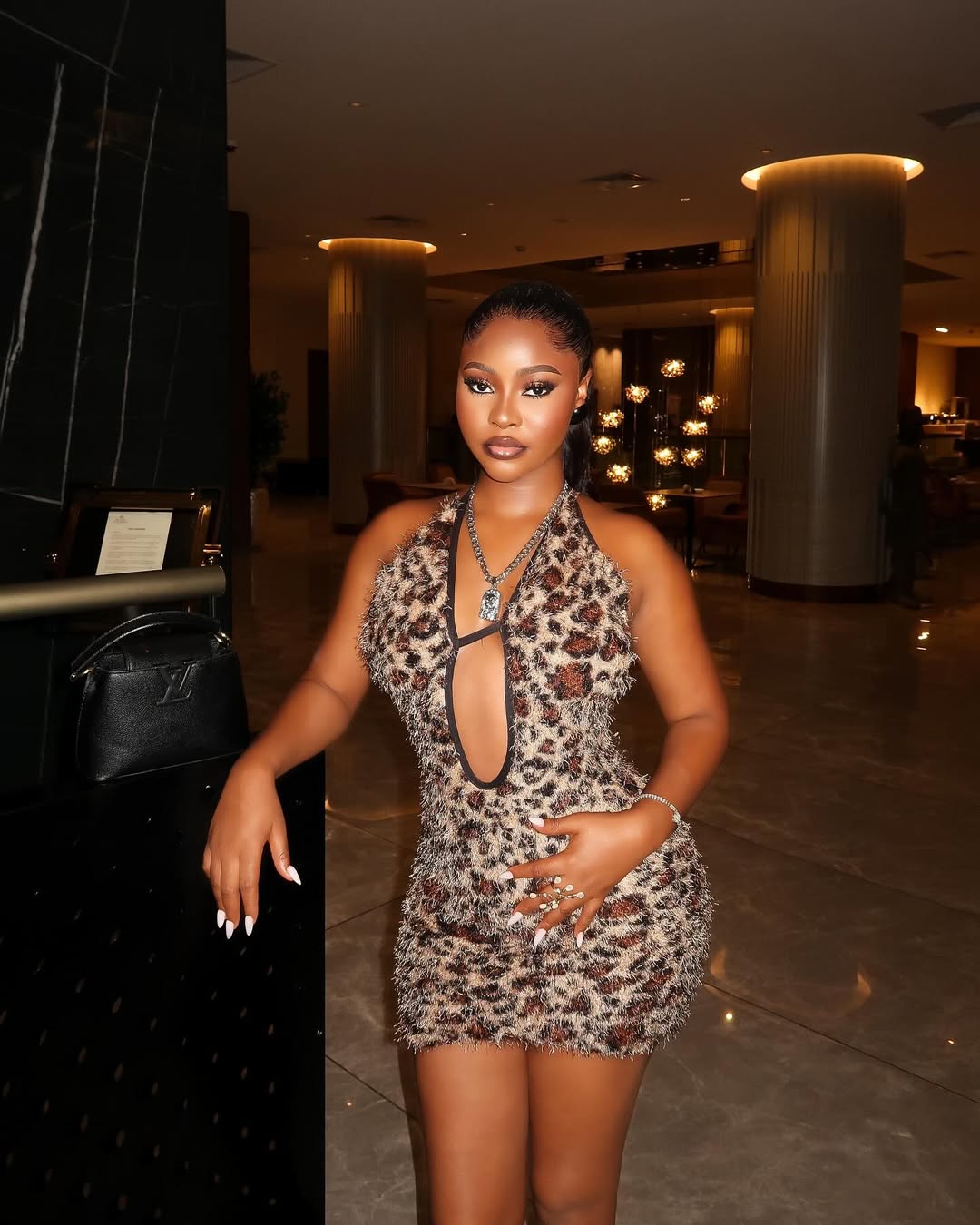 You sweet🤩🤭Makeup: @giwagoldbeauty Hairstylist: @hair_by_crain Skin: @queenrubysparkling 🎥: @ola__gallery #love #explore