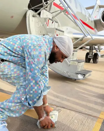 Davido with some dollar bills 💵 💵 Money na water 😂 💦#africanfolder #5IVE #5ivethealbum