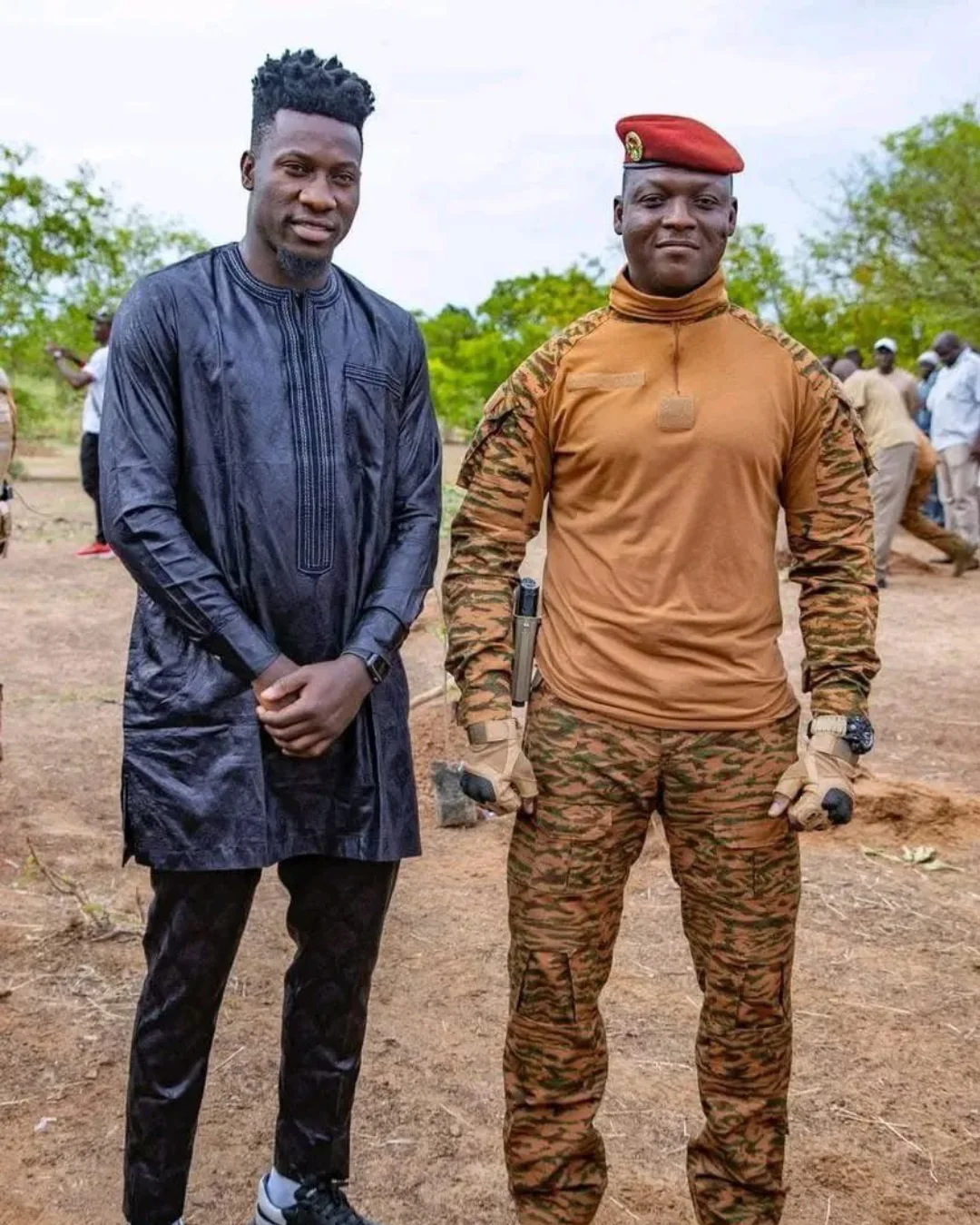 Manchester United goalkeeper André Onana visited Burkina Faso for charity events hosted by the Bertrand Traoré Foundation. During his trip, he met with President Ibrahim Traoré and gifted him a signed...