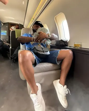 Davido with some dollar bills 💵 💵 Money na water 😂 💦#africanfolder #5IVE #5ivethealbum