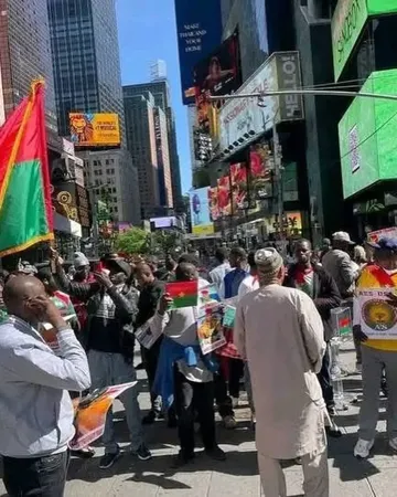 People across the globe have staged protests in solidarity with Ibrahim Traoré following reports of a coup attempt. Many have lauded him for resisting the influence of France and the U.S., particularl...