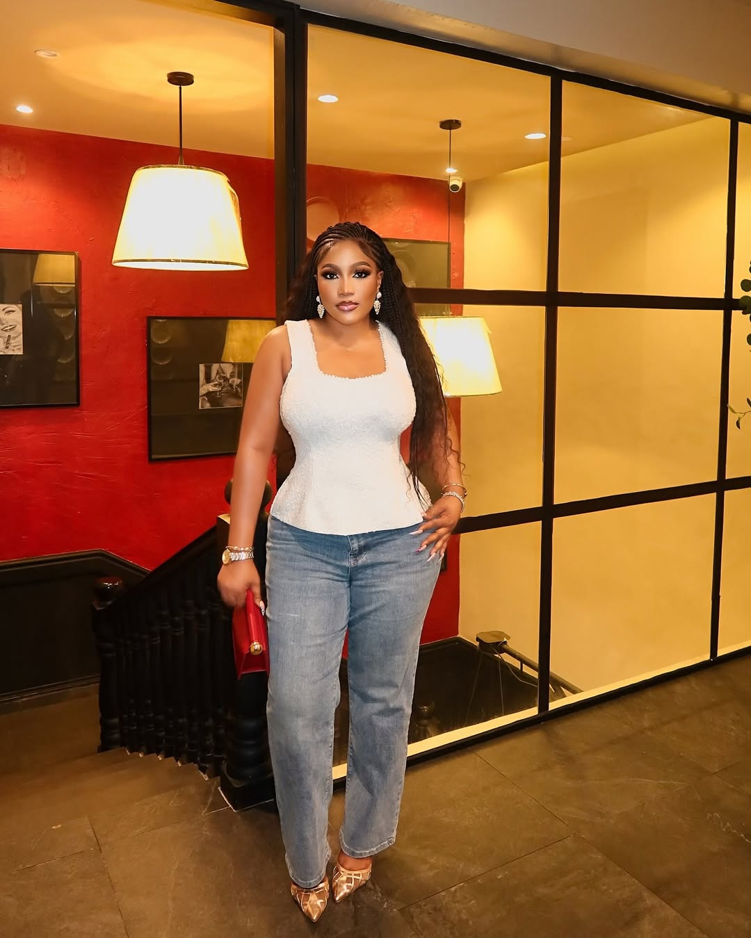 Just out here being the moment ✨✨..Top @everdee_beauttyyy Jean @beyuddiefulll Bag shopped by @tiatluxury 📸 @mavo_gallery_