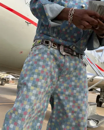 Davido with some dollar bills 💵 💵 Money na water 😂 💦#africanfolder #5IVE #5ivethealbum