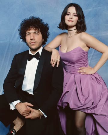 SO cute!! #BennyBlanco rented a limo and took #SelenaGomez to the mall to get some stereotypical #prom photos taken since she never had the chance to attend one 😭😭(Also, sidenote, am I the only one th...