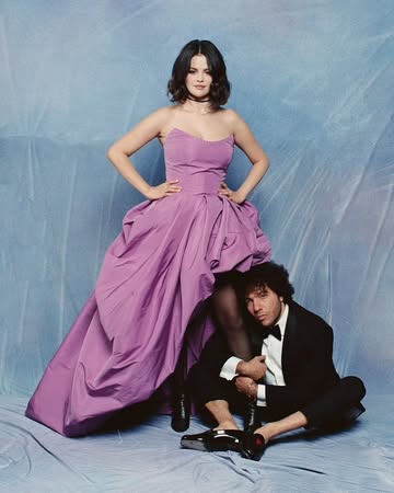 SO cute!! #BennyBlanco rented a limo and took #SelenaGomez to the mall to get some stereotypical #prom photos taken since she never had the chance to attend one 😭😭(Also, sidenote, am I the only one th...