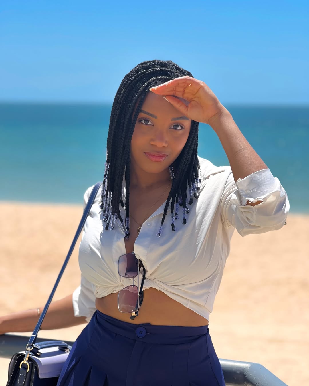 Sun on your skin, peace in your soul, a smile on your face.To live is to allow yourself to feel without haste.💙🤍#vidaleve#sol#praia#outfitprimavera#momentossimples#energiaboa#sun#goodexperiences✌️️