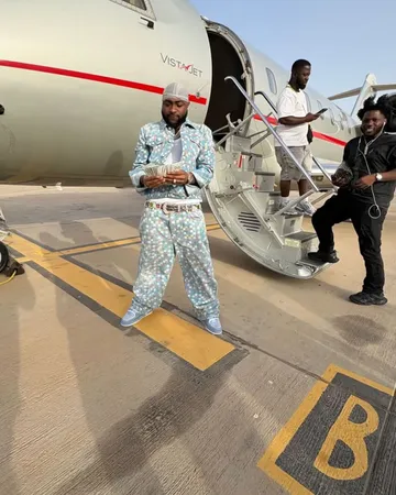 Davido with some dollar bills 💵 💵 Money na water 😂 💦#africanfolder #5IVE #5ivethealbum