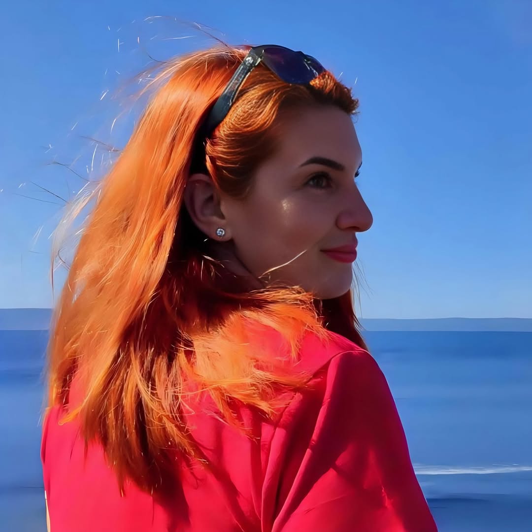 PRIČA SA MORA 🌞POVRATAK SEBI, KROZ NASMore nas je dočekalo kao da nas je čekalo celog života.Makarska, tog trenutka, nije bila samo mesto bila je ogledalo.Svaka od nas stigla je iz svog sveta.Sa tišin...