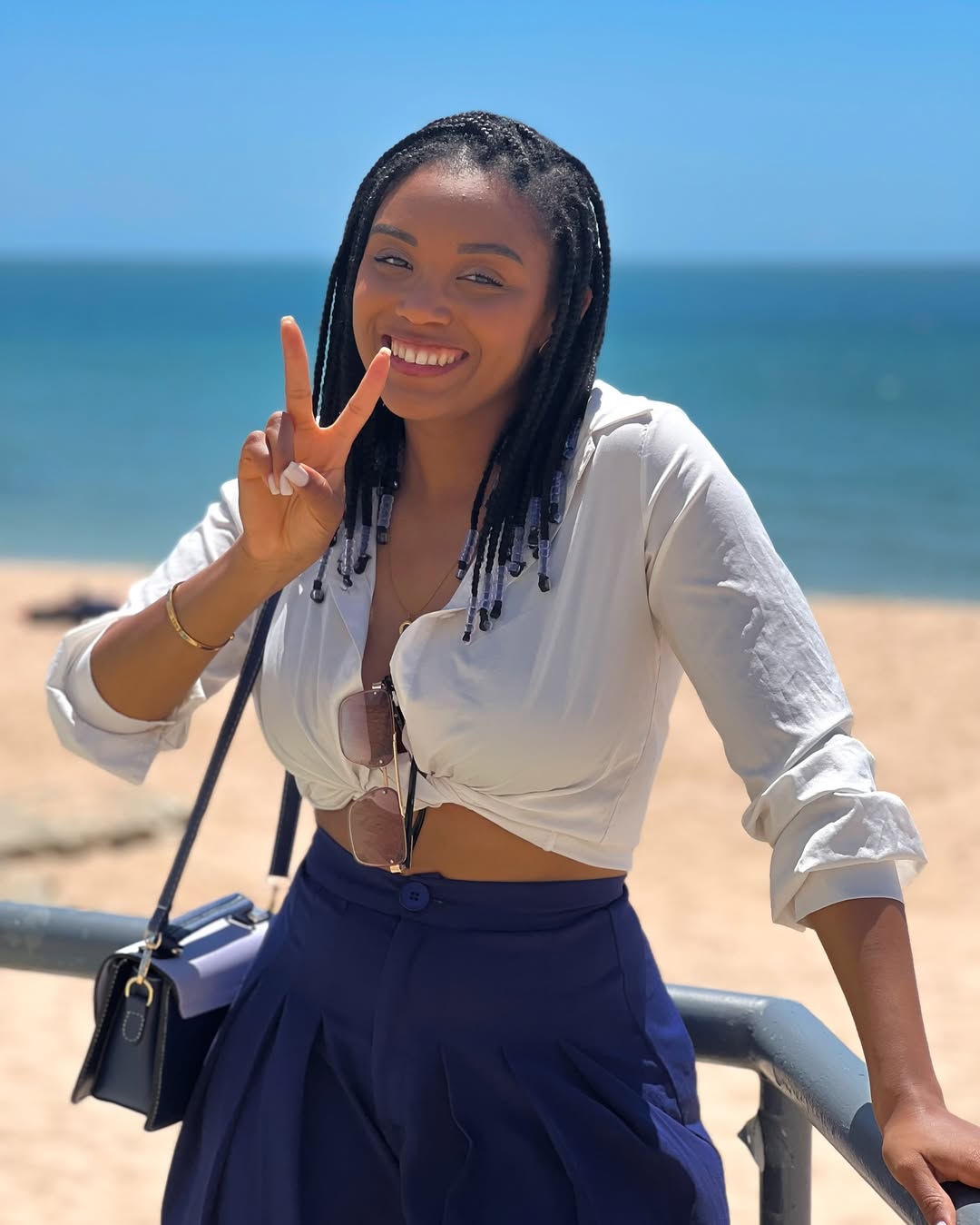 Sun on your skin, peace in your soul, a smile on your face.To live is to allow yourself to feel without haste.💙🤍#vidaleve#sol#praia#outfitprimavera#momentossimples#energiaboa#sun#goodexperiences✌️️