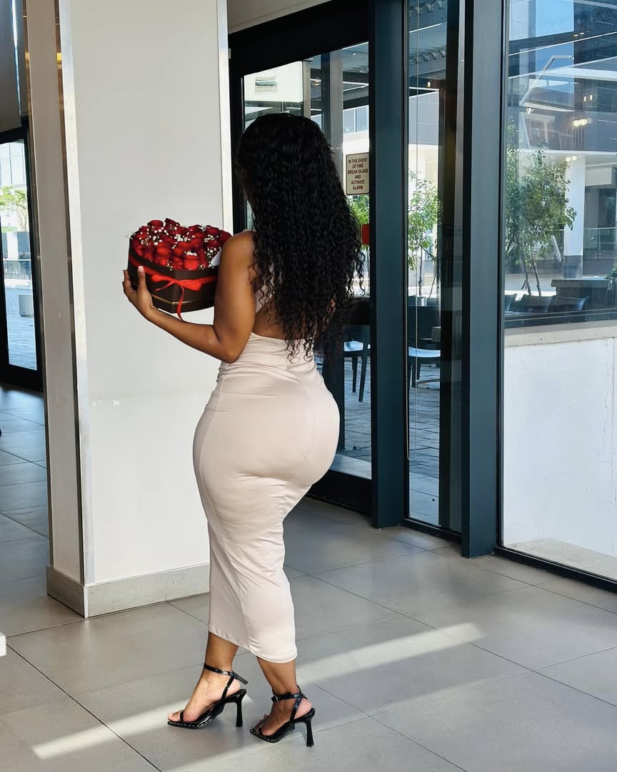 Flowers don’t tell they show 🌹 ❤️ my valentines came early thanx to Leah Blooms🥺in full bloom and I’m loving it🥰these are so demure 🫦akoo le rekeleng ba bangwe aoooooo 😹❤️they are very affordable 😘