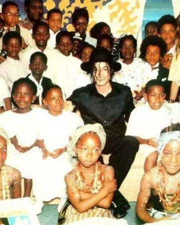 Remember when Michael Jackson was crowned “King Sani” in Côte d’Ivoire? 🇨🇮On February 14, 1992, during a goodwill visit to Africa, Michael Jackson journeyed to the Kingdom of Sanwi in Kindjabo, where ...