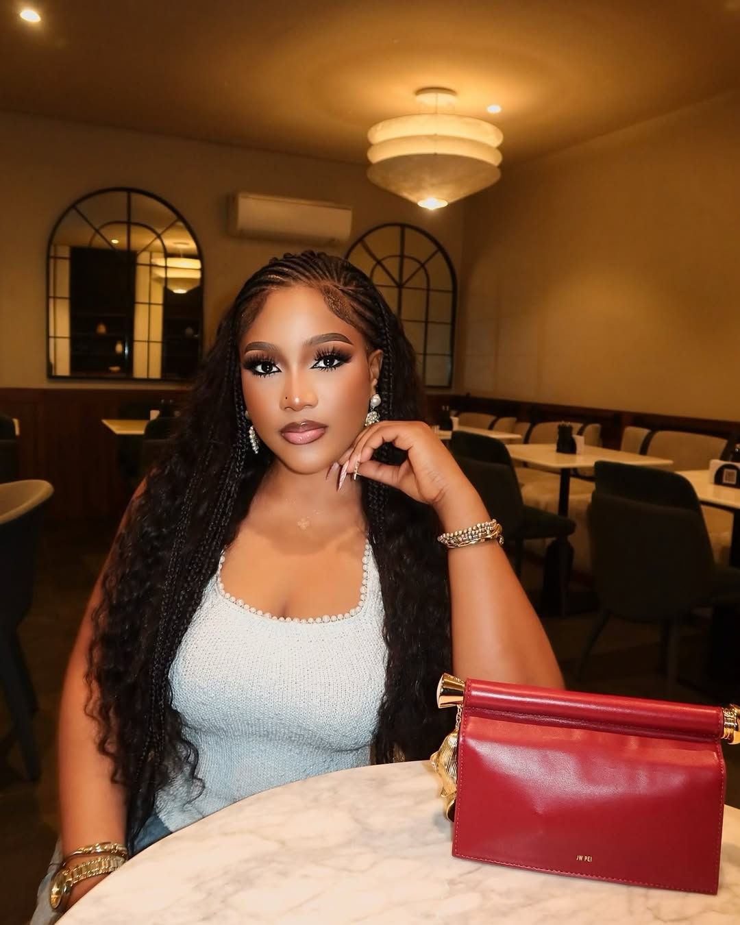 Just out here being the moment ✨✨..Top @everdee_beauttyyy Jean @beyuddiefulll Bag shopped by @tiatluxury 📸 @mavo_gallery_