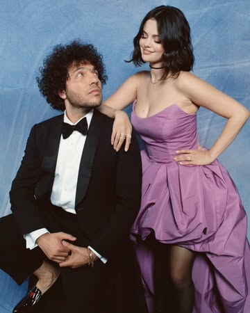 SO cute!! #BennyBlanco rented a limo and took #SelenaGomez to the mall to get some stereotypical #prom photos taken since she never had the chance to attend one 😭😭(Also, sidenote, am I the only one th...