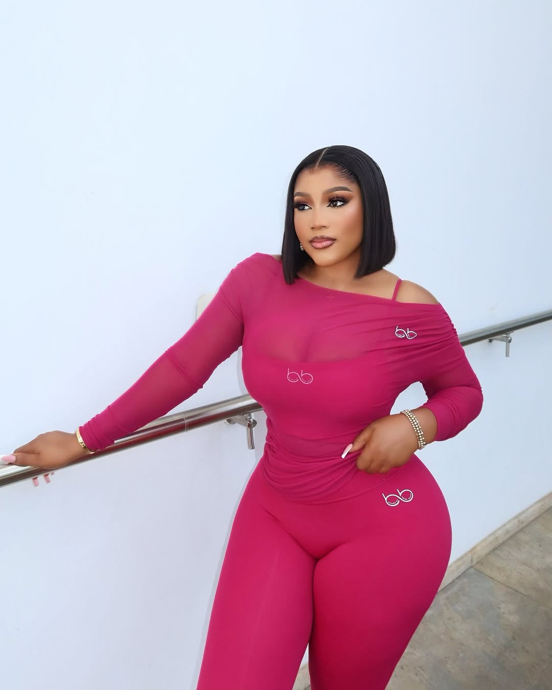 The girl in magenta? Yeah, she’s the moment !!! ..Fit @berbiebeauty_