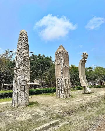 Did you know? These powerful sculptures honor the memory of enslaved African ancestors who lost their lives by drowning in rivers, lakes, and the Atlantic Ocean. ✊🏼🇬🇭“Nkyinkyim” is both an Adinkra sym...
