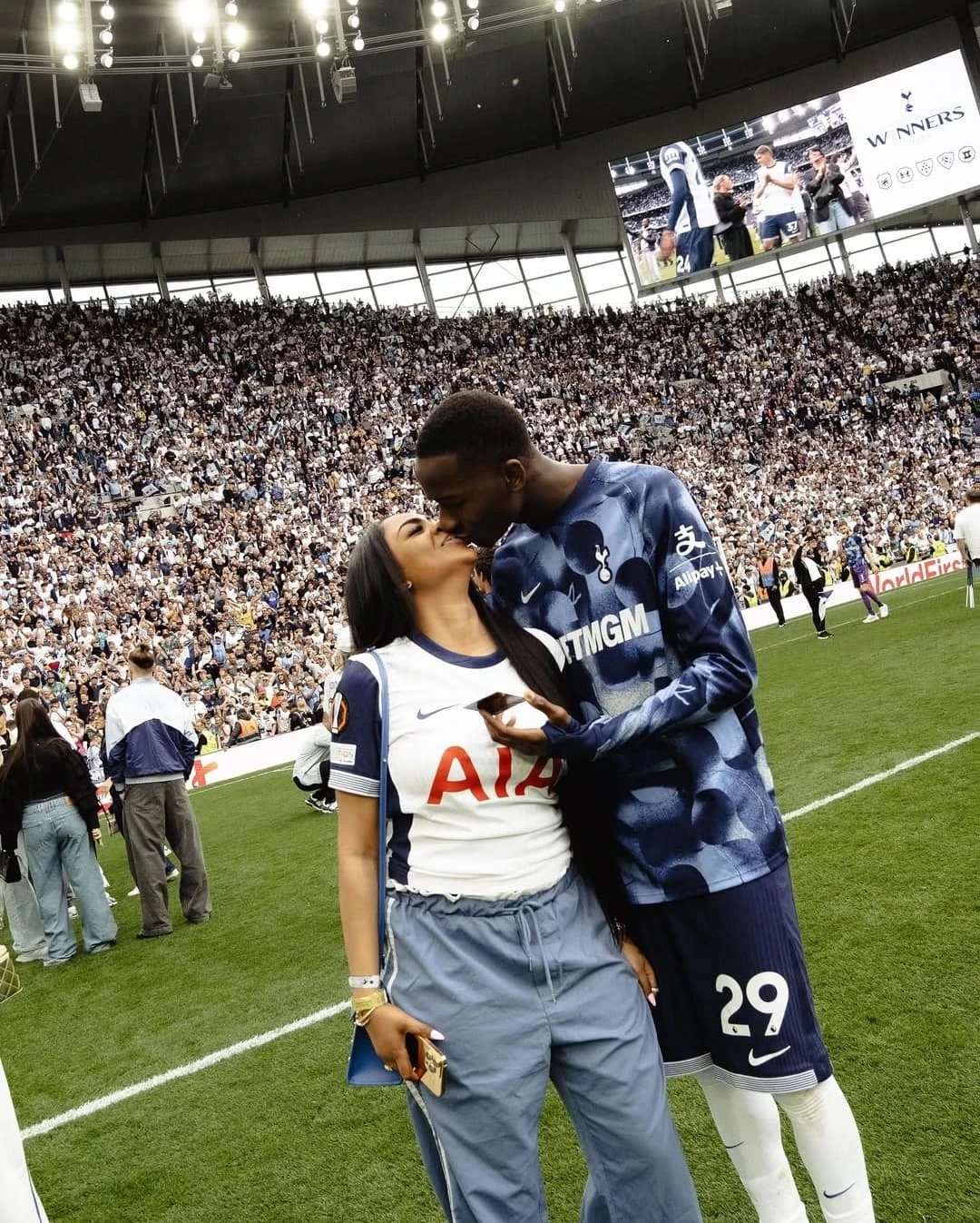Couple Sarr ❤❤❤ Sénégal rék 🇸🇳 ...@dakar_snap #football  #tottenham #premierleague #europaleague #fashion #fashionblogger #fashionstyle #mode #modellife #beauté #beaute #model #modeling #modelshoot #i...