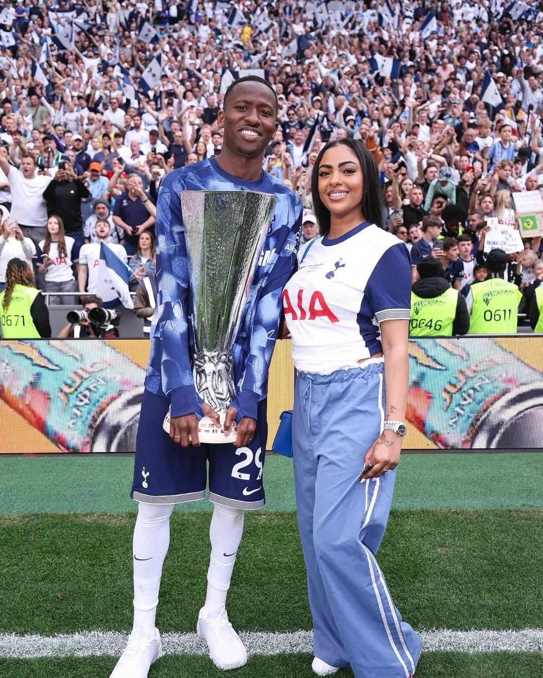 Couple Sarr ❤❤❤ Sénégal rék 🇸🇳 ...@dakar_snap #football  #tottenham #premierleague #europaleague #fashion #fashionblogger #fashionstyle #mode #modellife #beauté #beaute #model #modeling #modelshoot #i...
