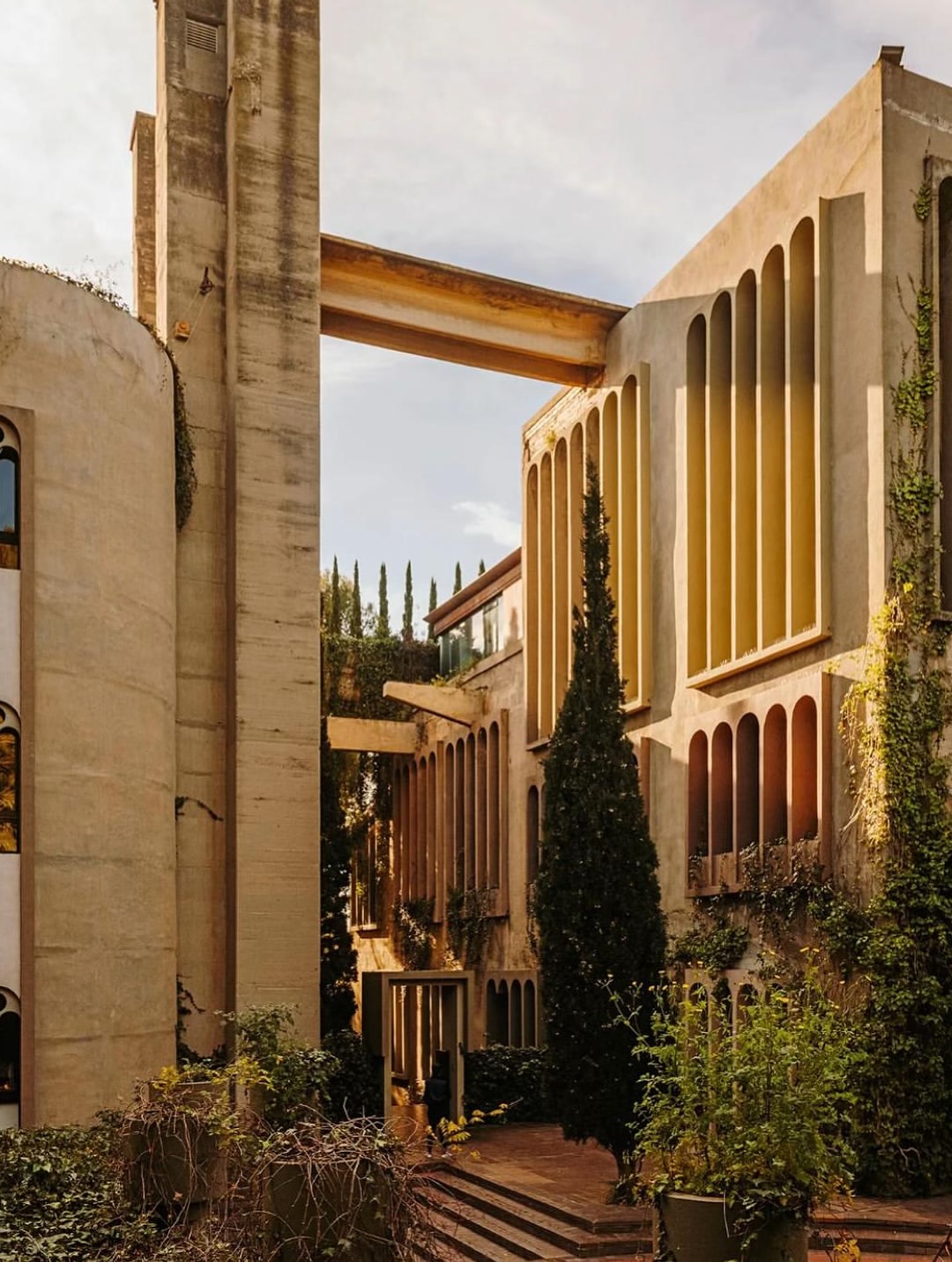 Fact of the day: How an Abandoned Cement Plant Became One of the World’s Most Extraordinary HomesWhen Spanish architect Ricardo Bofill stumbled upon a crumbling cement factory in 1973, he saw more tha...