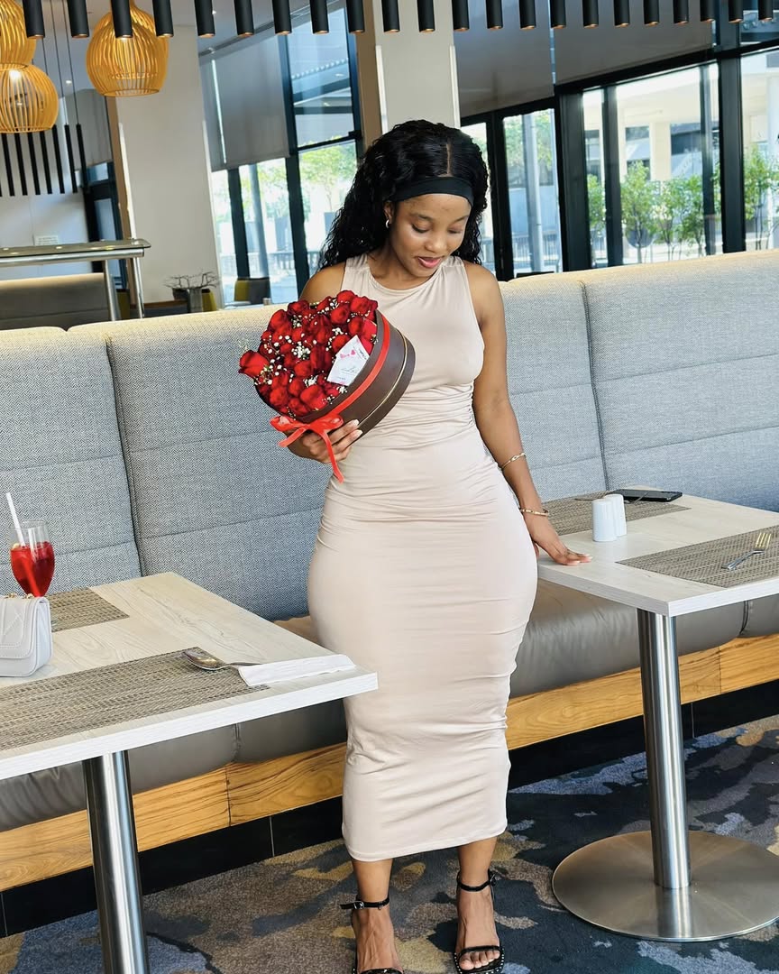 Flowers don’t tell they show 🌹 ❤️ my valentines came early thanx to Leah Blooms🥺in full bloom and I’m loving it🥰these are so demure 🫦akoo le rekeleng ba bangwe aoooooo 😹❤️they are very affordable 😘