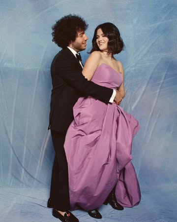 SO cute!! #BennyBlanco rented a limo and took #SelenaGomez to the mall to get some stereotypical #prom photos taken since she never had the chance to attend one 😭😭(Also, sidenote, am I the only one th...