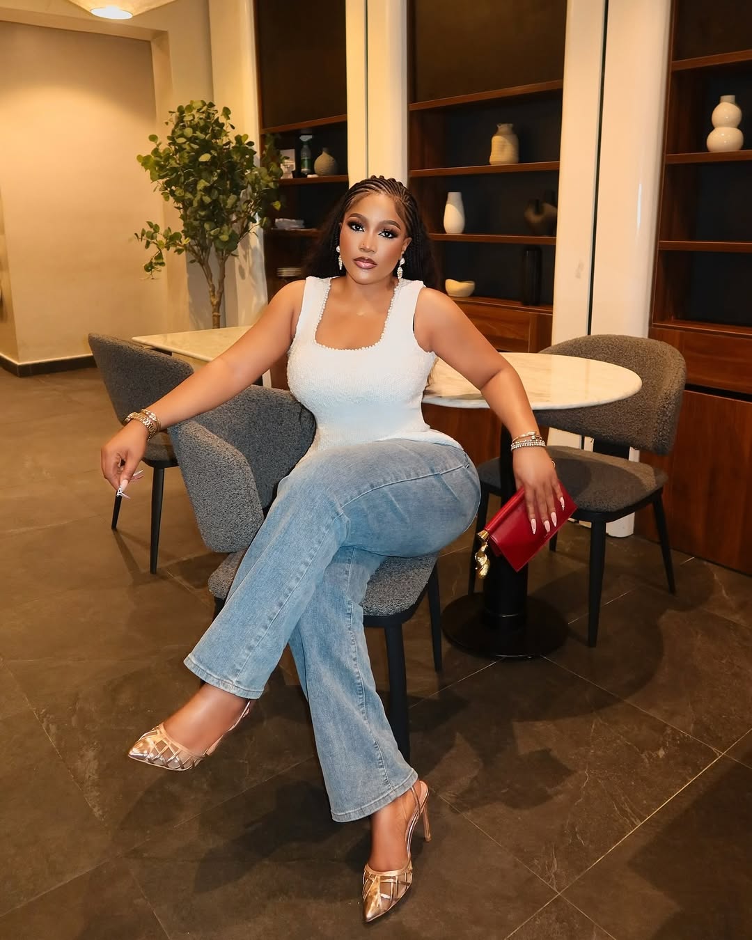 Just out here being the moment ✨✨..Top @everdee_beauttyyy Jean @beyuddiefulll Bag shopped by @tiatluxury 📸 @mavo_gallery_