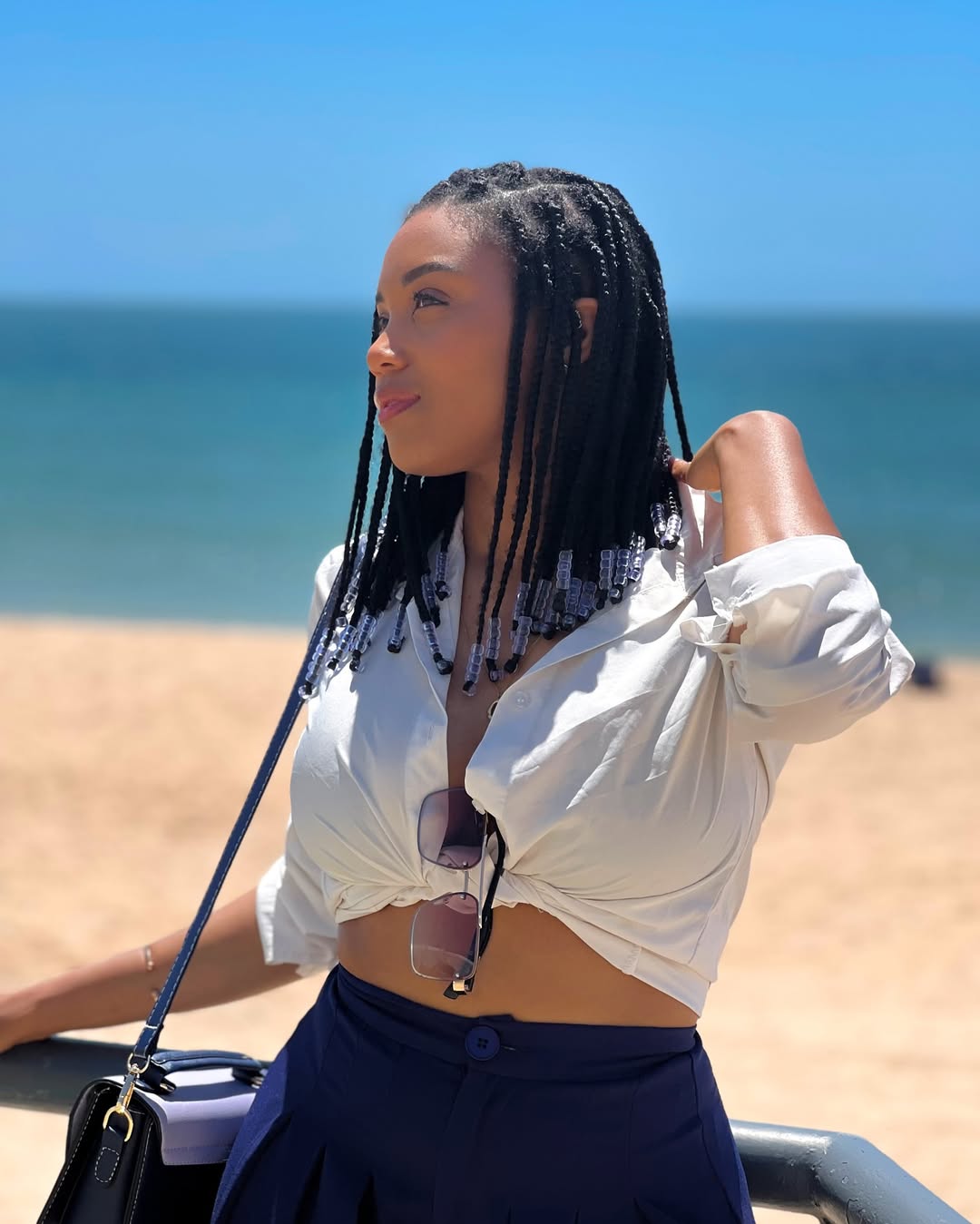 Sun on your skin, peace in your soul, a smile on your face.To live is to allow yourself to feel without haste.💙🤍#vidaleve#sol#praia#outfitprimavera#momentossimples#energiaboa#sun#goodexperiences✌️️