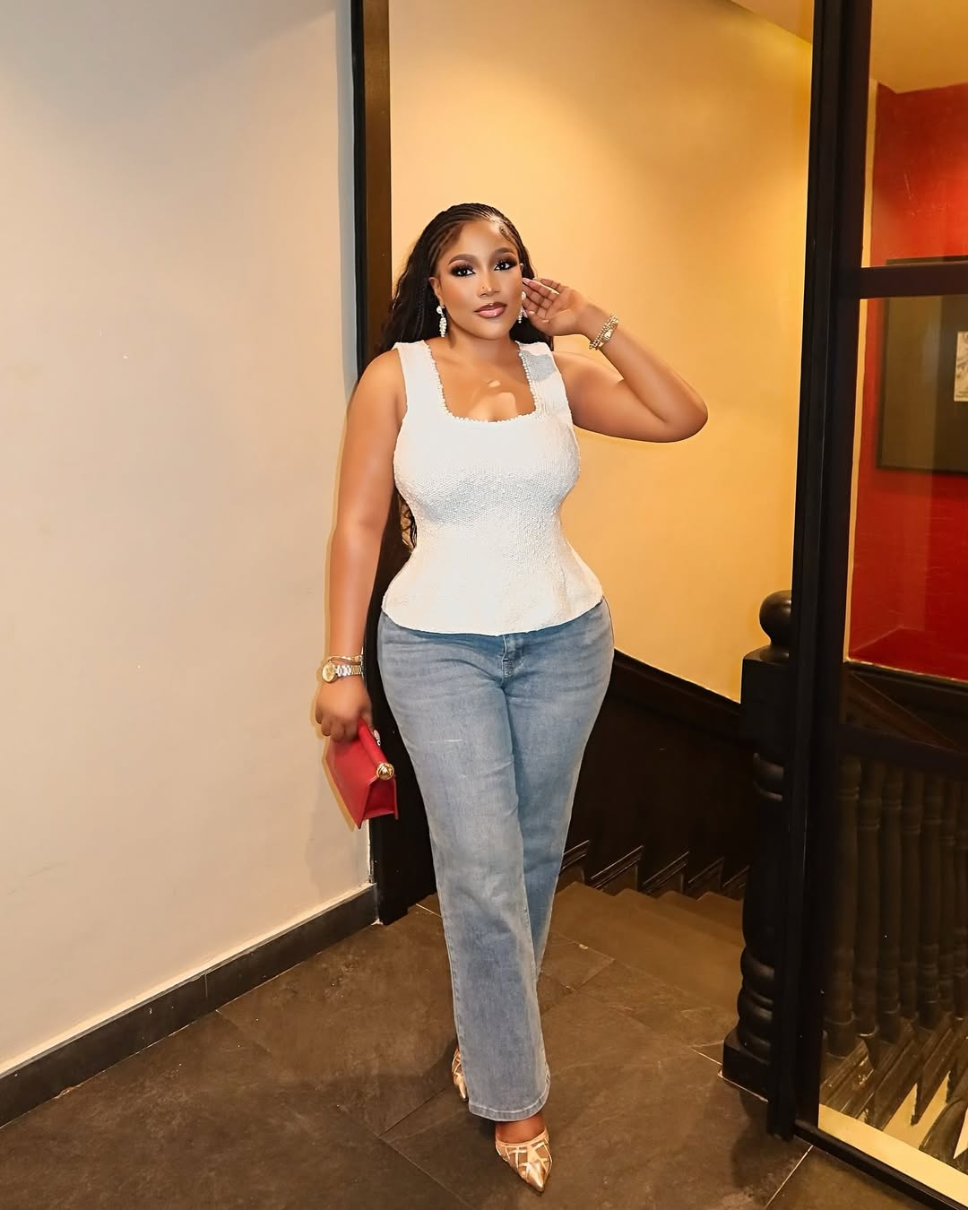 Just out here being the moment ✨✨..Top @everdee_beauttyyy Jean @beyuddiefulll Bag shopped by @tiatluxury 📸 @mavo_gallery_