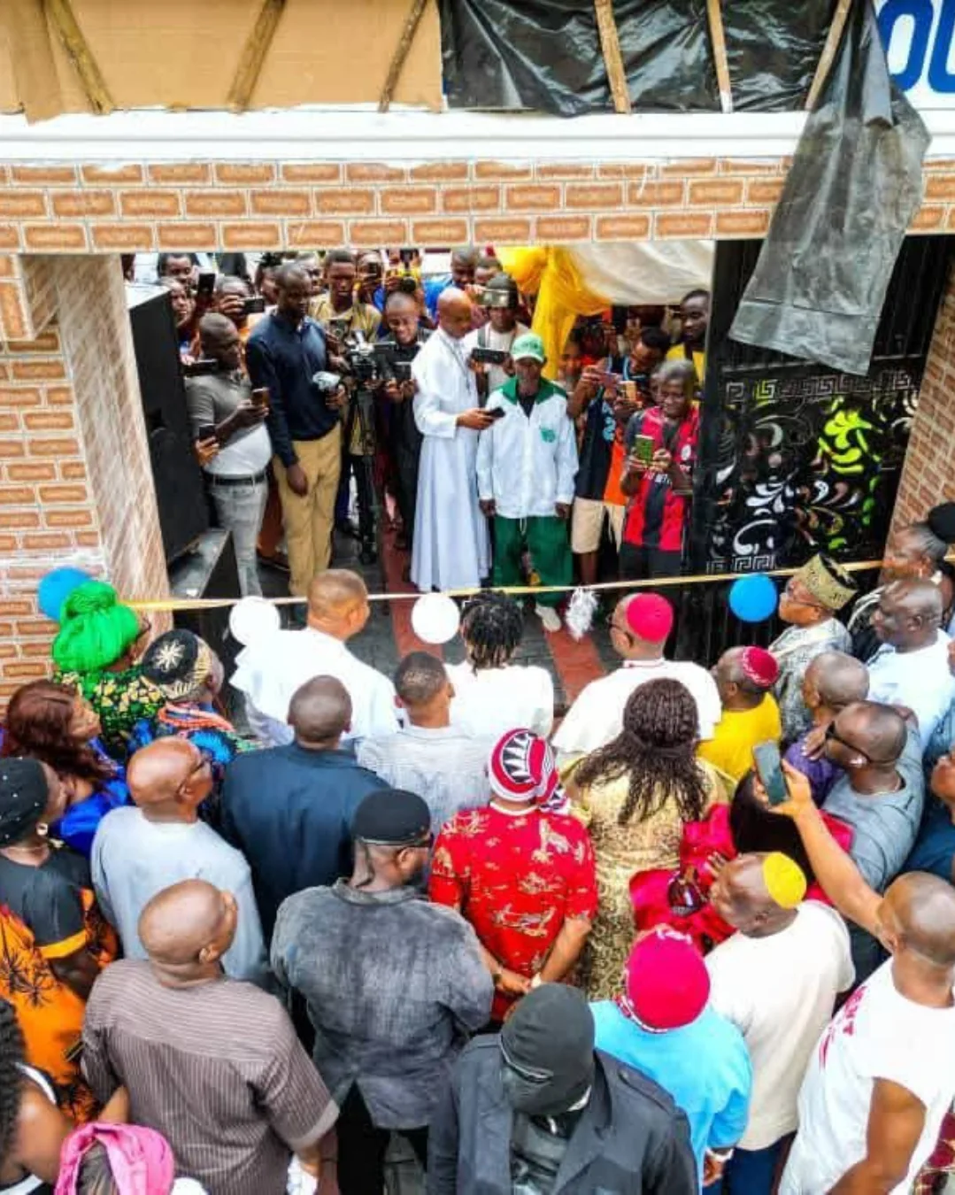 AC Milan and Super Eagles star Samuel Chukwueze gifted his father, Reverend John Chukwueze, a ₦465 million nine-bedroom mansion in Umu Chimaelu, Okoko Item, Abia State, on June 11, 2025, earning wides...