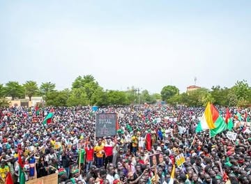 Breaking News 🚨🚨🚨🚨Traore Sat in his house , heard the population was marching in the streets to support him and he decided to go see them .  He addressed them and promised to keep making efforts towar...