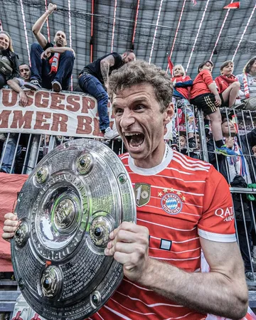 #bundesliga𝗡𝘆𝘂𝗺𝗮 𝘆'𝗶𝗺𝘆𝗮𝗸𝗮 𝟭𝟳, 𝗠ü𝗹𝗹𝗲𝗿 𝗮𝘀𝗲𝘇𝗲𝘆𝗲 𝗕𝗮𝘆𝗲𝗿𝗻 𝗠ü𝗻𝗰𝗵𝗲𝗻🇩🇪Thomas Müller yatangaje ko azava muri Bayern München nyuma y'uyu mwaka w'imikino🏟️ 742 matches (𝗿𝗲𝗰𝗼𝗿𝗱)⚽️ 247 buts🎯 273 passes d. (𝗿𝗲𝗰𝗼𝗿𝗱)⭐...
